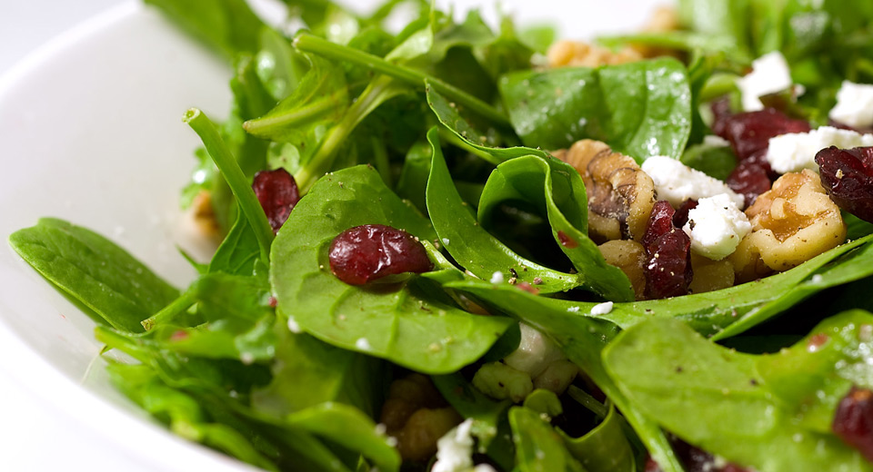 Prolongez l'été et osez la créativité avec une salade d'épinards et de rugula agrémentée de noix et de cranberries.